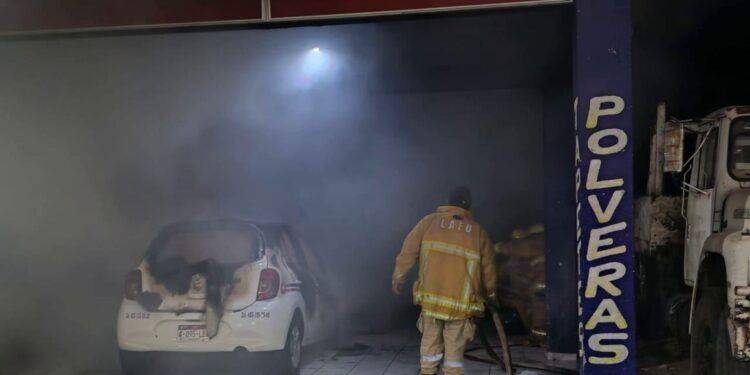 Incendio de taxi moviliza a cuerpos de emergencia en Apatzingán