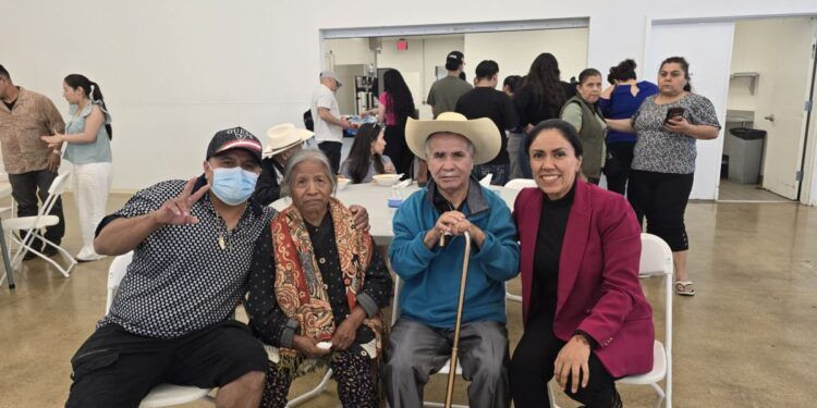 Adultos mayores de Apatzingan se reunen con sus hijos en USA - El día de Michoacán