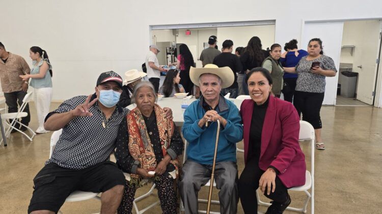 Adultos mayores de Apatzingan se reunen con sus hijos en USA | El Día de Michoacán