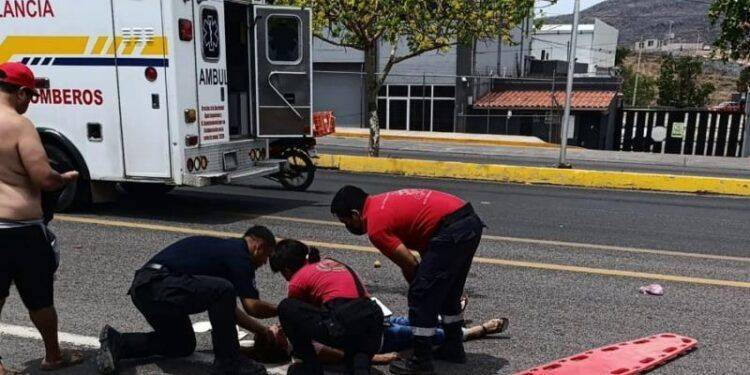 Automóvil atropellada a una pareja de motociclistas y se a la fuga en Apatzingán