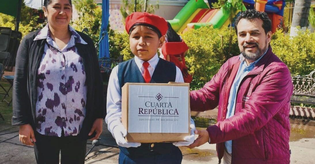 Escuelas de Pamatacuaro reciben bibliotecas de Cuarta Republica | El Día de Michoacán