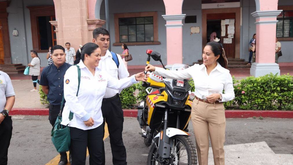Fanny Arreola Entrega De Motocicleta Paramédico A Protección Civil Y Bomberos