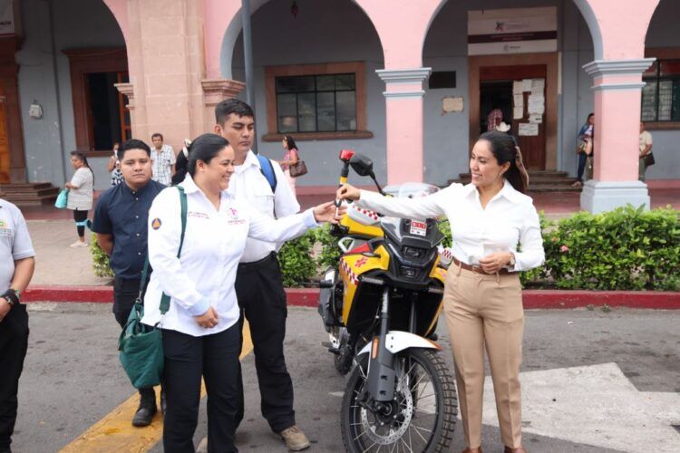 Fanny Arreola Entrega De Motocicleta Paramédico A Protección Civil Y Bomberos