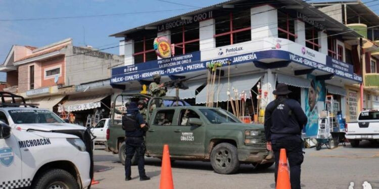 Bajo fuerte dispositivo de seguridad velan los cuerpos de Alcaldesa y esposo en Tepalcatepec 1 Yankel Benítez encabeza supervisión de niveles de ríos y drenes