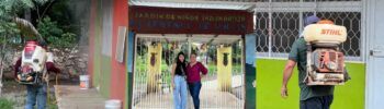 Exregidora Paola Castañeda ayuda a fumigar contra el dengue en kínder de Las Colonias Cenobio Moreno