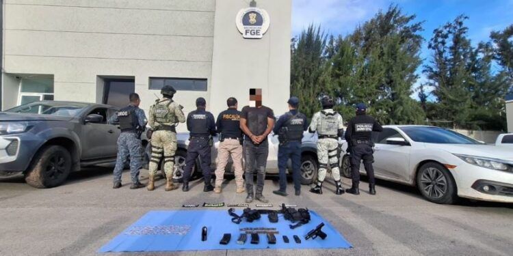 En tareas de investigación, FGE ejecuta cateo en Tarímbaro y recupera siete vehículos con reporte de robo y asegura 447 dosis de narcótico