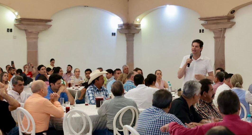 con integrantes del Consejo Coordinador Empresarial de Apatzingan | El Día de Michoacán