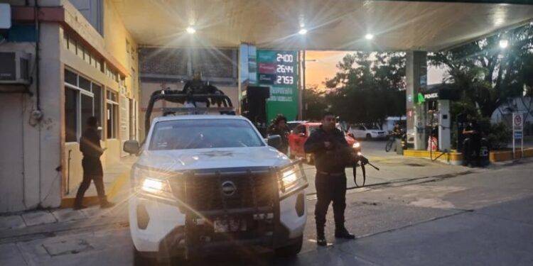 Automóvil atropellada a una pareja de motociclistas y se a la fuga en Apatzingán