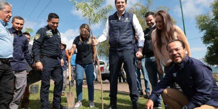 Alfonso Martínez arranca jornada de Reforestación Urbana 1 Juan Carlos Barragán va por eliminar cobros de grúa y corralón a víctimas de robo vehicular