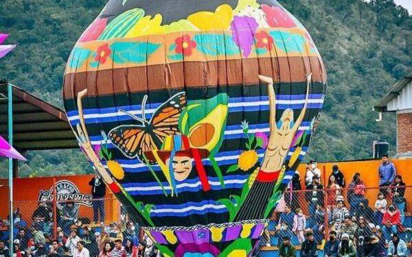 Cielo de Paracho se llena de color con clausura del festival de globos de Cantoya