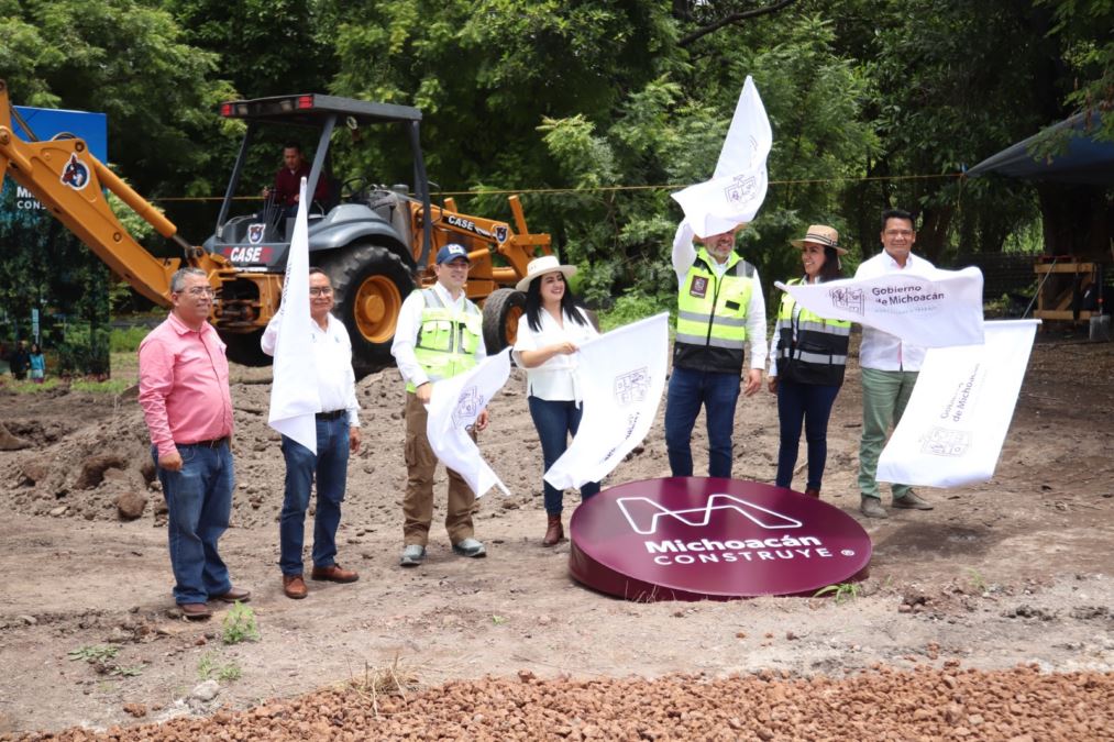 Alfredo Ramírez Bedolla Y Fanny Arreola Dan Arranque A La Obra Del Parque Ecoturístico Del Lago De Chandio