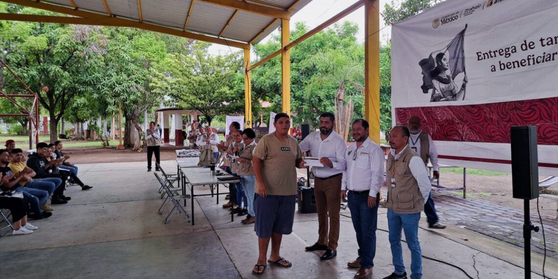 Edgar Adame Y Francisco Aguilar Entregar 226 Tarjetas A Jóvenes Construyendo El Futuro En Apatzingán
