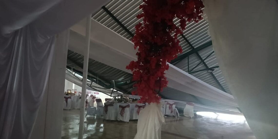 Fuerte Granizada Y Lluvias Dejan Daños E Inundaciones En Maravatío; Colapsa Techo De Salón Durante Boda