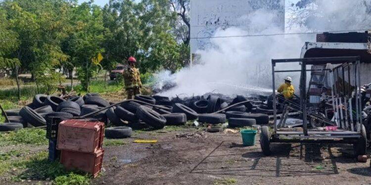 Bajo influjo de drogas incendian más de 50 llantas en Apatzingán 1 Mujer muere en hospital tras ser atacada a balazos en Lázaro Cárdenas