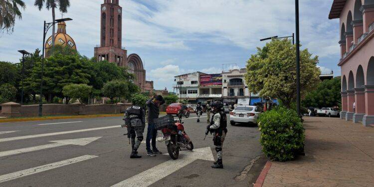 Defensa y GN refuerzan seguridad en Apatzingán con puestos de control tras ola de violencia