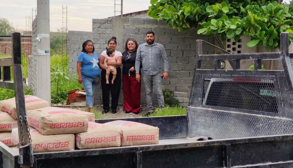 Ayuda Síndico Municipal Francisco Aguilar A Familia A Reconstruir Su Vivienda Con Donación De Materiales
