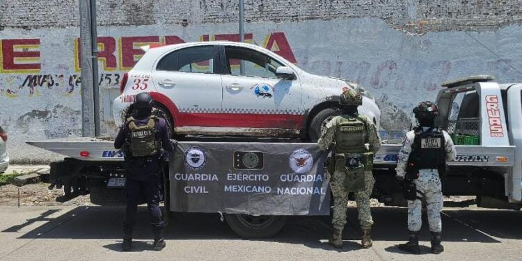 Recuperan taxi robado en Apatzingán durante operativo "Acero" 1 Gobierno de Michoacán rehabilita 8 tramos carreteros en Tierra Caliente