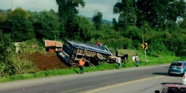 Tres heridos tras aparatoso choque volcadura de Torton y camioneta, en la "Curva del Diablo" 1 Tres heridos tras aparatoso choque Curva del Diablo - El día de Michoacán
