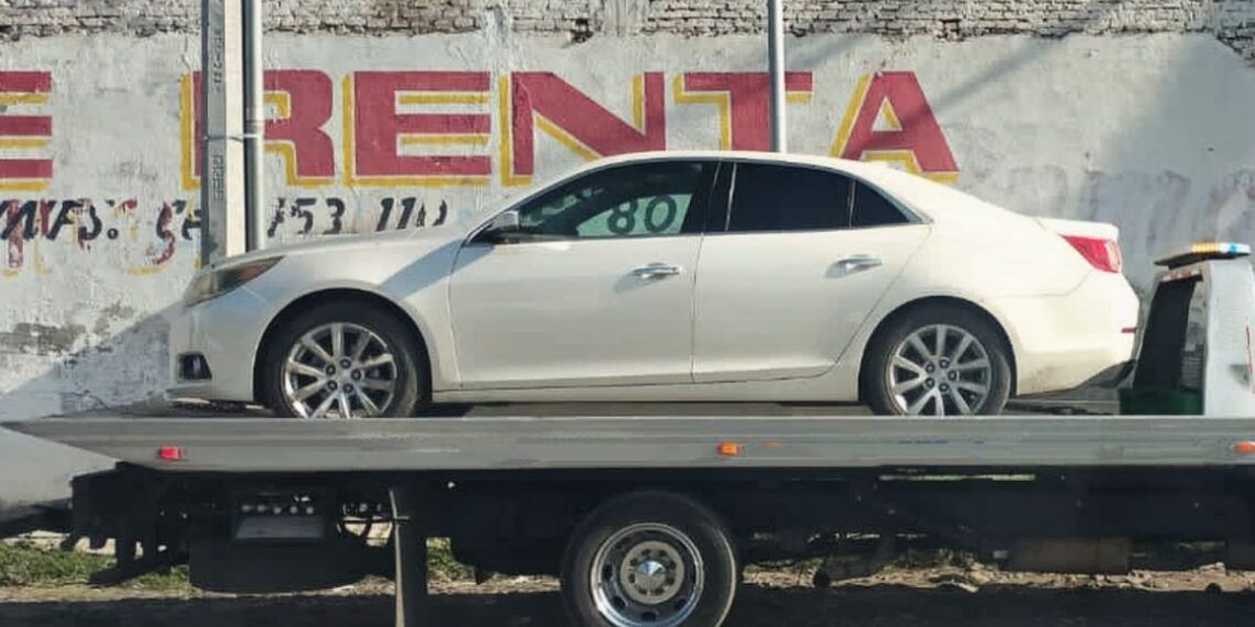 Aseguran Vehículo Robado Con Arma En Su Interior En La Colonia Colosio De Apatzingán
