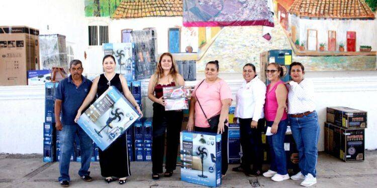 Buenavista impulsa la economía familiar, con entrega de electrodomésticos a bajo costo 1 presidenta Irma Moreno Entrega de electrodomesticos a bajo costo - El día de Michoacán