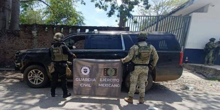 Ejército Mexicano asegura arsenal, incluyendo un rifle Barret, en vehículo robado en El Molinito