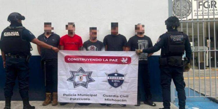 SSP detiene a 5 hombres en posesión de tres armas y droga en Salvador Escalante 1 Alfonso Martínez dialoga y construye con jóvenes migrantes