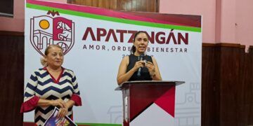 Anuncia Fanny Arreola Venta Nocturna De Libros Con Descuentos Del 45% En Apatzingán 27 Socavón En La Carretera Apatzingán-Cuatro Caminos: Causa Paro Total