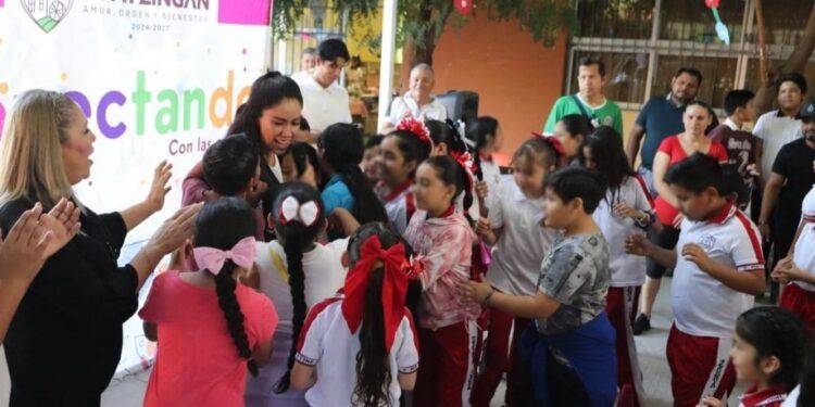 CONECTANDO: Familias y Escuela. Fanny Arreola fortalece los lazos con la comunidad educativa 1 Un muerto y dos heridos en choque de motocicletas en Zimanca