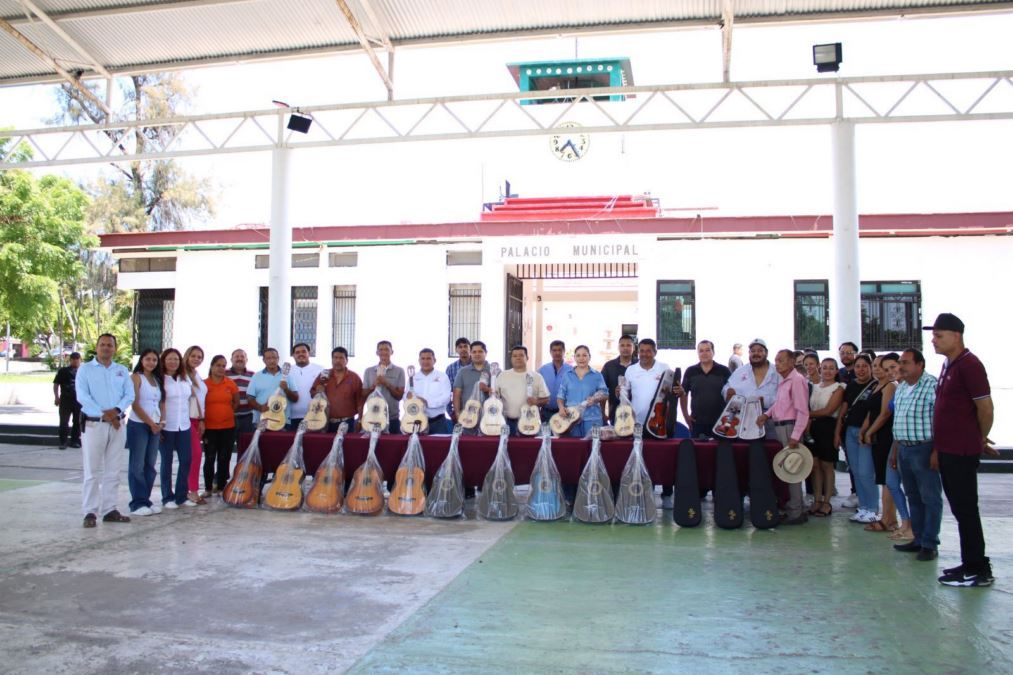 Irma Moreno Refuerza Su Apoyo A La Cultura Y El Folclore De Buenavista Con Entrega De Instrumentos Musicales