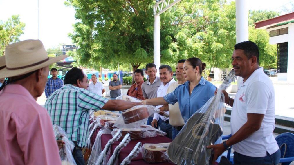Irma Moreno Refuerza Su Apoyo A La Cultura Y El Folclore De Buenavista Con Entrega De Instrumentos Musicales