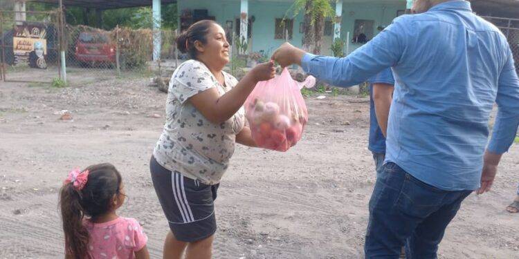 Síndico de Apatzingán lleva apoyo alimentario a comunidades desplazadas