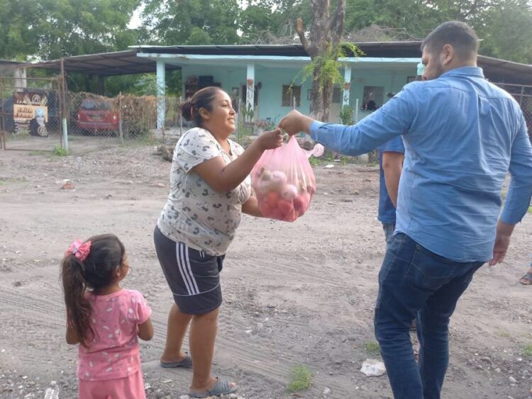 Síndico De Apatzingán Lleva Apoyo Alimentario A Comunidades Desplazadas 22 Síndico De Apatzingán Lleva Apoyo Alimentario A Comunidades Desplazadas