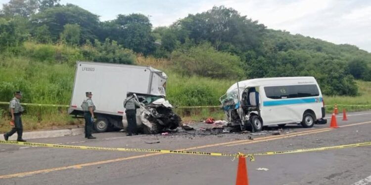 Cinco muertos y cuatro heridos en brutal choque en la Autopista Siglo XXI 1 Cinco muertos y cuatro heridos en brutal choque en la Autopista Siglo XXI