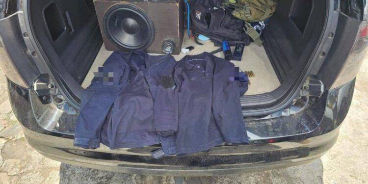 Tras persecución, aseguran vehículo, cartuchos útiles y uniformes apócrifos en Tingambato