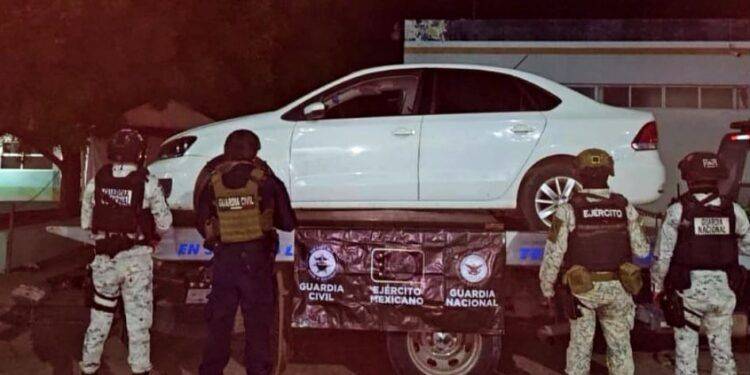 Recuperan vehículo con reporte de robo en la Priista de Apatzingán durante operativo Apatzingán