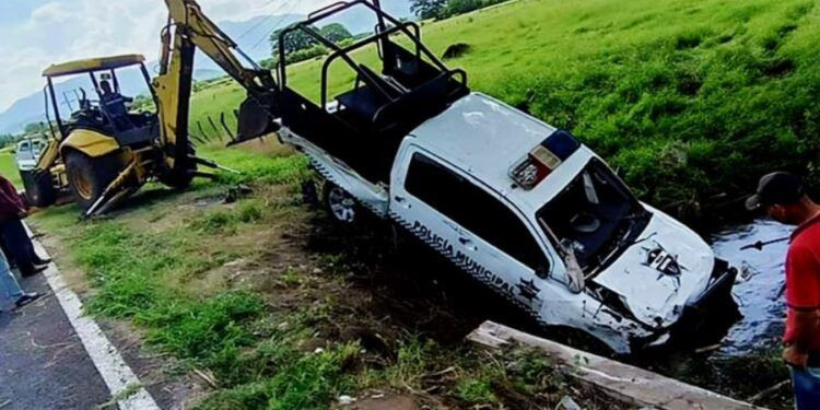 Volcadura de patrulla deja cinco policías heridos en Tepalcatepec 1 Adulta Mayor Resulta Lesionada Tras Ser Atropellada por Motocicleta en Múgica