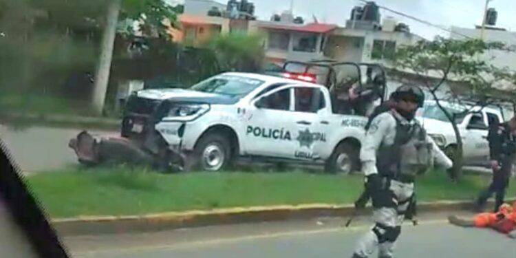 Patrulla municipal atropella a motociclista cerca del Cereso en URUAPAN
