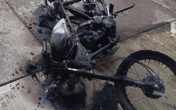Se incendia motocicleta en Apatzingán 1 Balconero se suicida en la Colonia Cristóbal Colón de Apatzingán