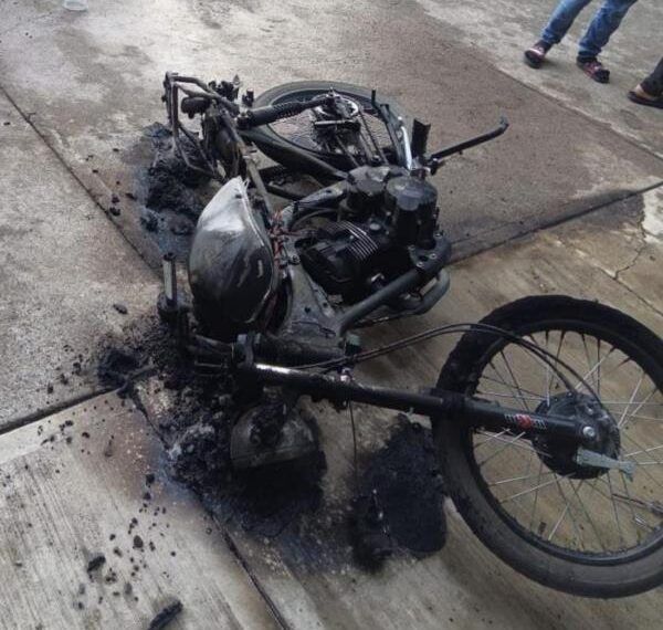Se Incendia Motocicleta En Apatzingán
