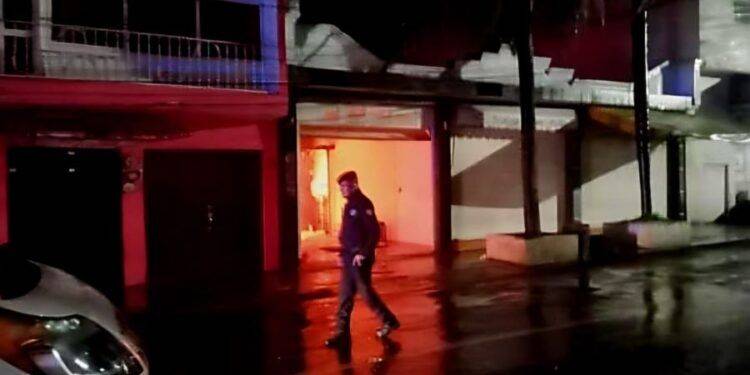 Delincuencia queman casa de presidenta municipal de Queréndaro y vandalizan vivienda del sindico 1 Balconero se suicida en la Colonia Cristóbal Colón de Apatzingán
