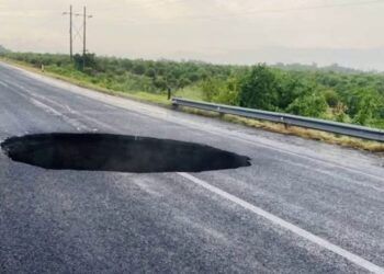 Socavón En La Carretera Apatzingán-Cuatro Caminos: Causa Paro Total