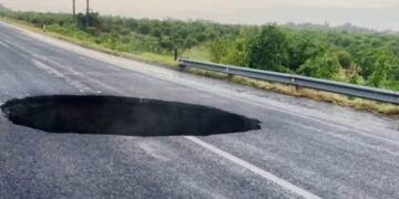 Socavón En La Carretera Apatzingán-Cuatro Caminos: Causa Paro Total 24 Socavón En La Carretera Apatzingán-Cuatro Caminos: Causa Paro Total