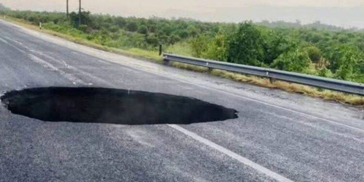 Socavón en la carretera Apatzingán-Cuatro Caminos: causa paro total