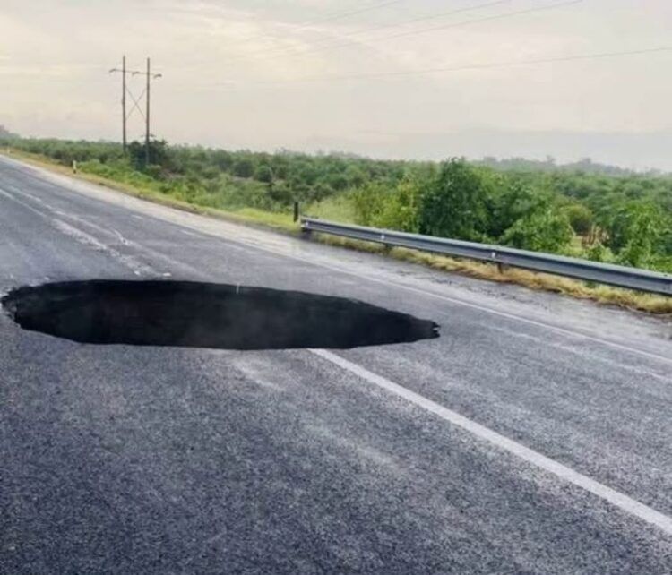 Socavón En La Carretera Apatzingán-Cuatro Caminos: Causa Paro Total