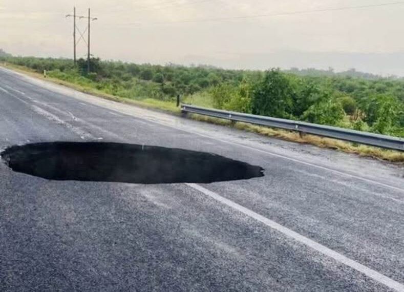 Socavón En La Carretera Apatzingán-Cuatro Caminos: Causa Paro Total
