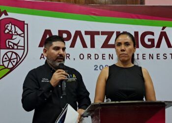 Socavón En La Carretera Apatzingán-Cuatro Caminos: Causa Paro Total