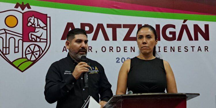 Socavón en la carretera Apatzingán-Cuatro Caminos: causa paro total