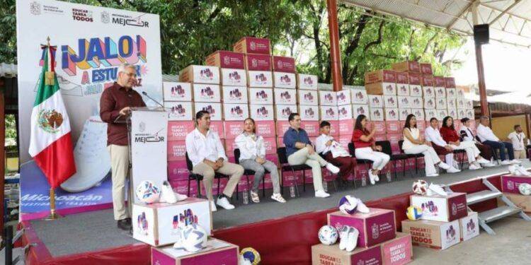 Arranca Bedolla tercera dotación de tenis a estudiantes de secundarias 1 Sentencian a 100 años de prisión a responsable del secuestro de una estudiante; hechos ocurridos en Uruapan