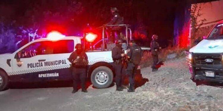 Civiles Armados Atacan a Patrulla de Policía Municipal; Reporte no oficial de un Muerto 1 Delincuentes matan a hombre y atacan una casa, en Zamora