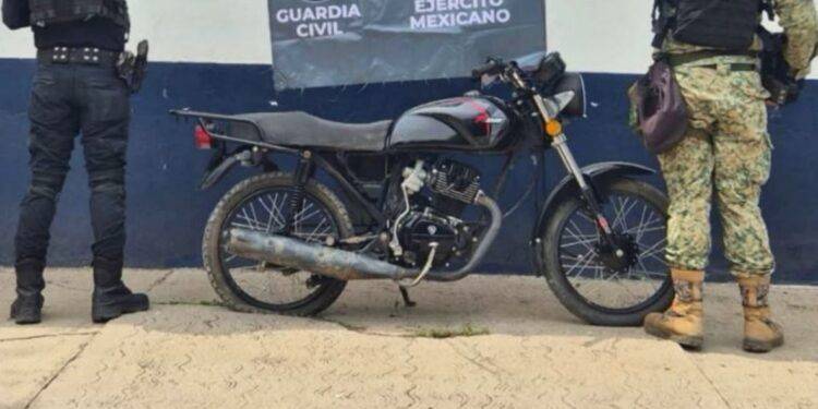 Aseguran Dos Motocicletas Abandonadas en Operativo en Apatzingán; una de ellas era Robada